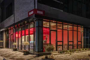 강렬한 레드 네온의 코너 카페 BLACK ISSUE